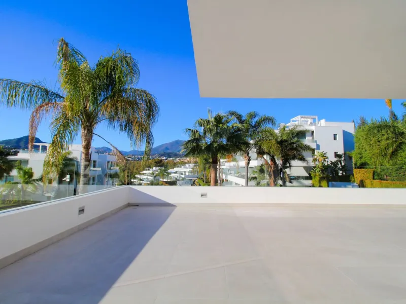 Luxury contemporary middle floor apartment in the stylish Cataleya complex on the New Golden Mile, East-Estepona