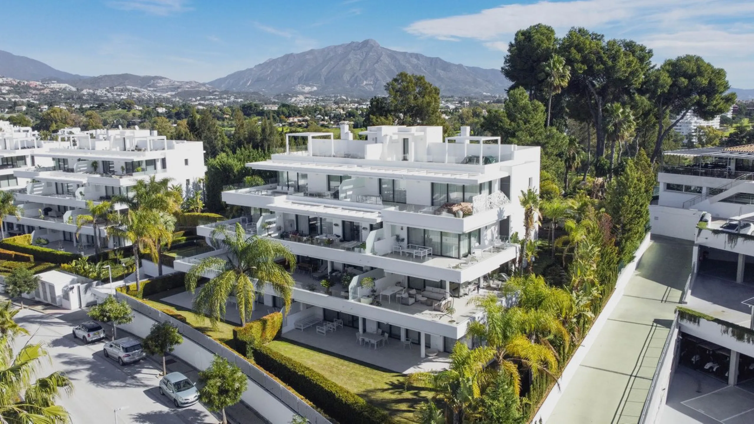 Luxury contemporary middle floor apartment in the stylish Cataleya complex on the New Golden Mile, East-Estepona