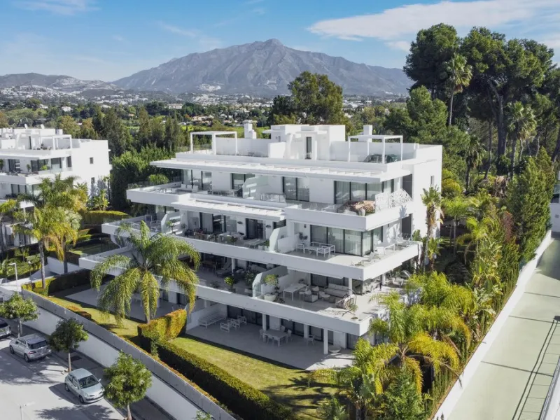 Luxury contemporary middle floor apartment in the stylish Cataleya complex on the New Golden Mile, East-Estepona
