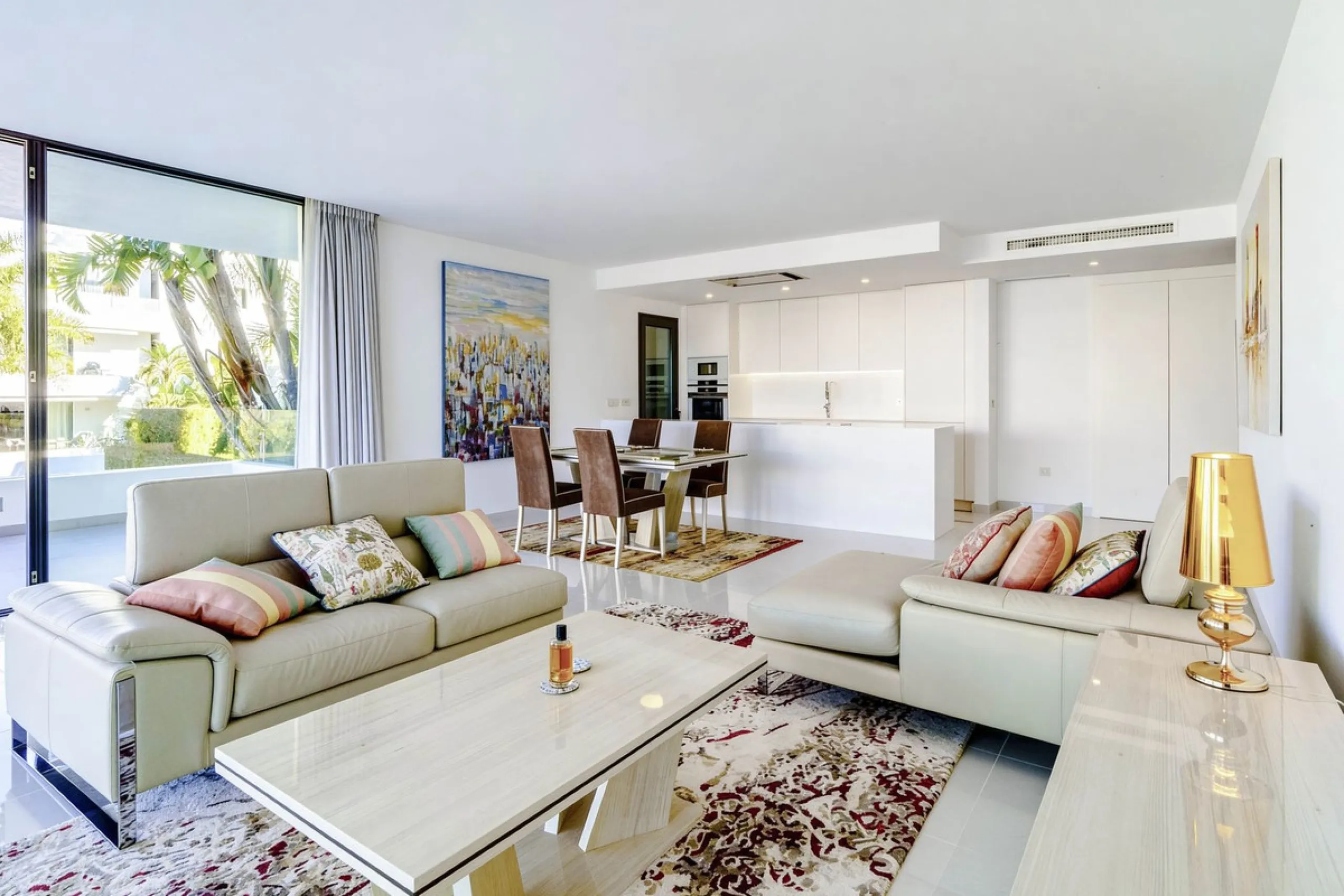 Luxury contemporary middle floor apartment in the stylish Cataleya complex on the New Golden Mile, East-Estepona