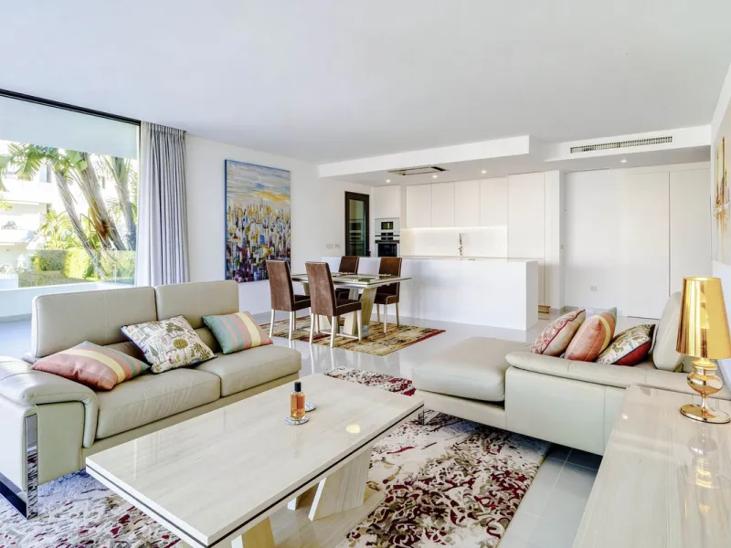 Luxury contemporary middle floor apartment in the stylish Cataleya complex on the New Golden Mile, East-Estepona