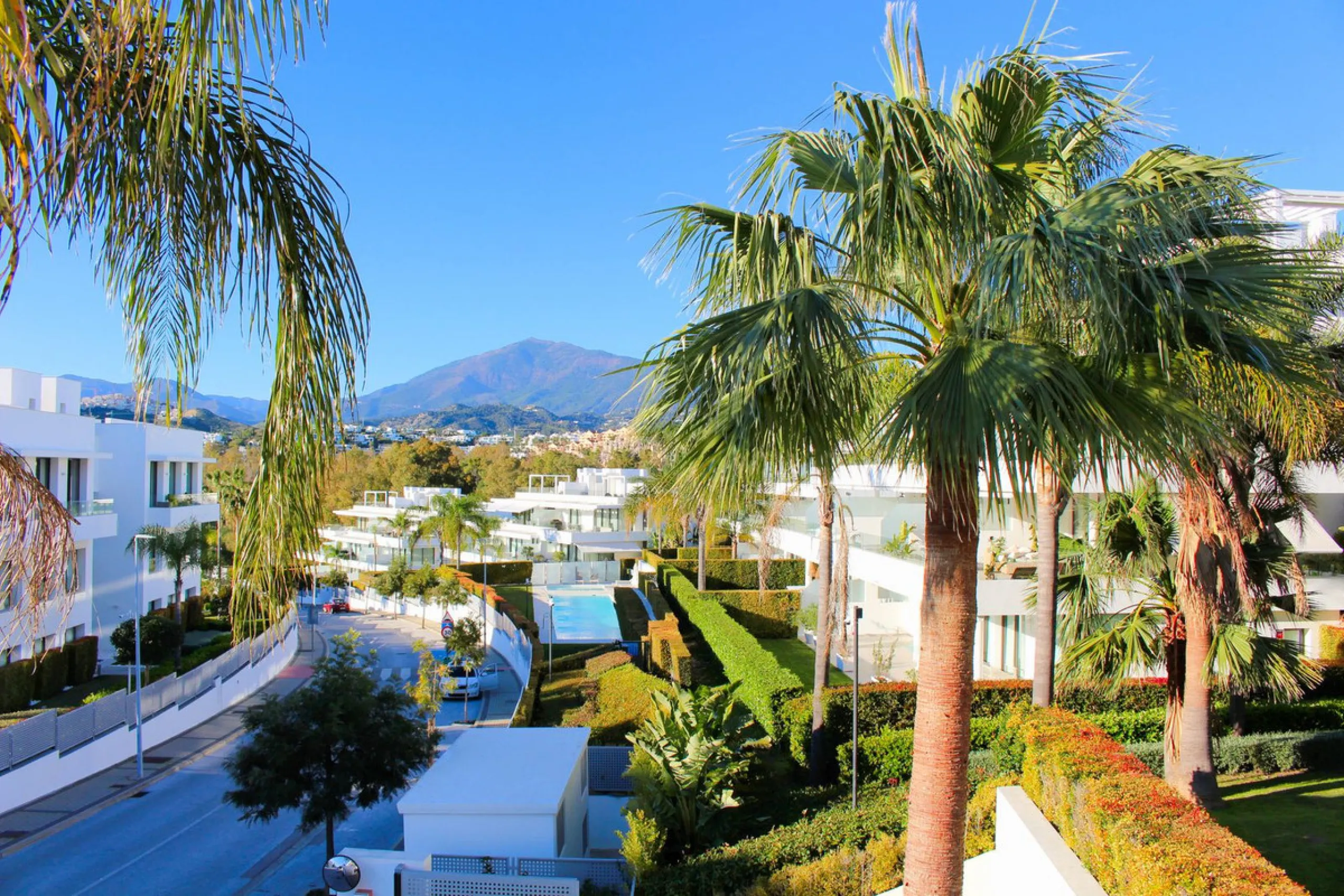 Luxury contemporary middle floor apartment in the stylish Cataleya complex on the New Golden Mile, East-Estepona