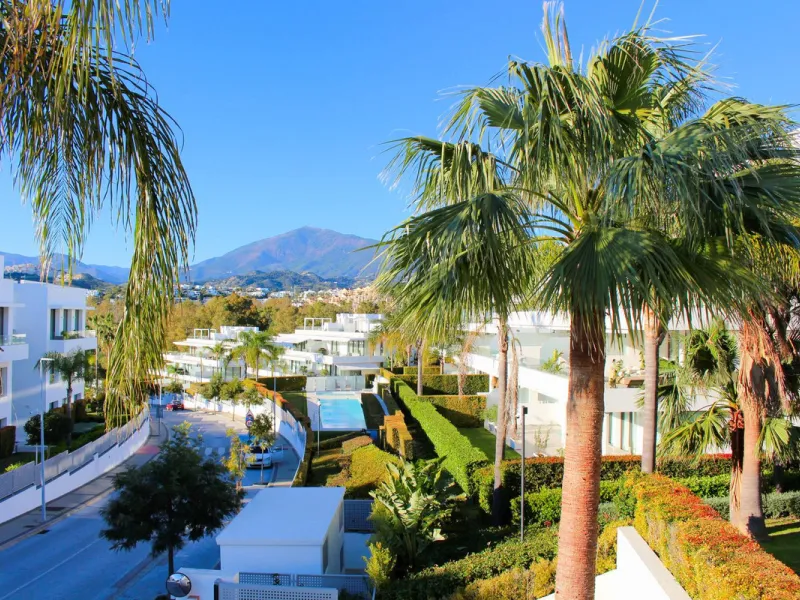Luxury contemporary middle floor apartment in the stylish Cataleya complex on the New Golden Mile, East-Estepona