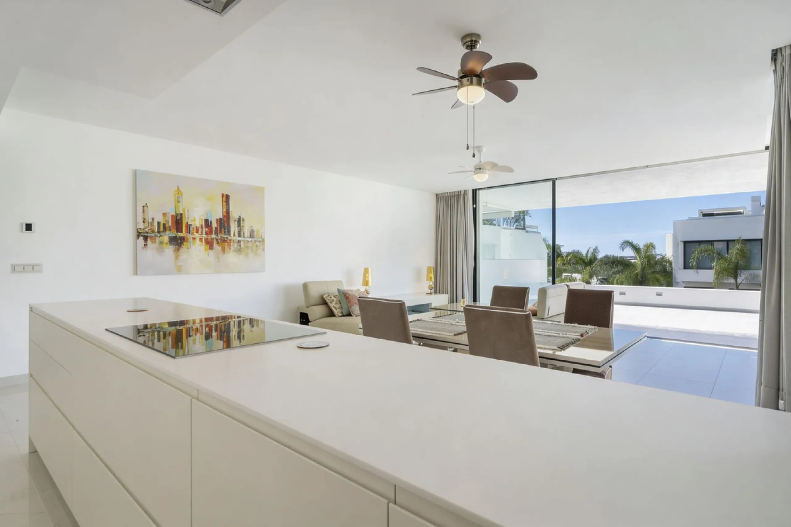 Luxury contemporary middle floor apartment in the stylish Cataleya complex on the New Golden Mile, East-Estepona