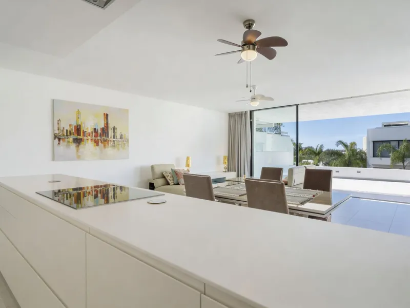 Luxury contemporary middle floor apartment in the stylish Cataleya complex on the New Golden Mile, East-Estepona
