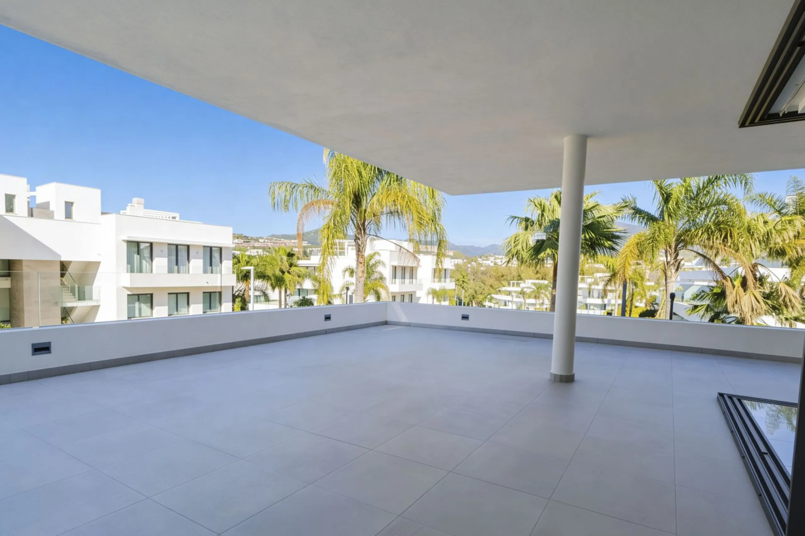 Luxury contemporary middle floor apartment in the stylish Cataleya complex on the New Golden Mile, East-Estepona