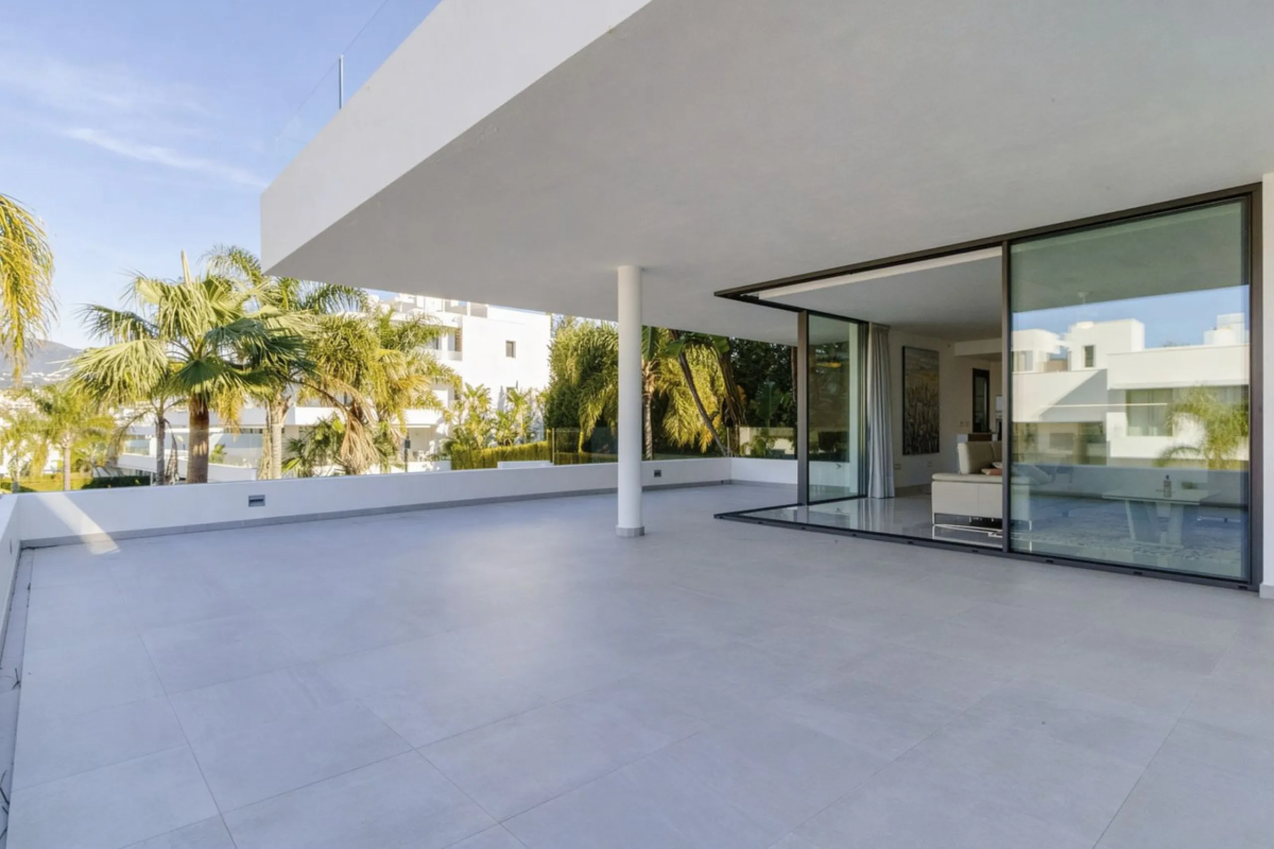 Luxury contemporary middle floor apartment in the stylish Cataleya complex on the New Golden Mile, East-Estepona