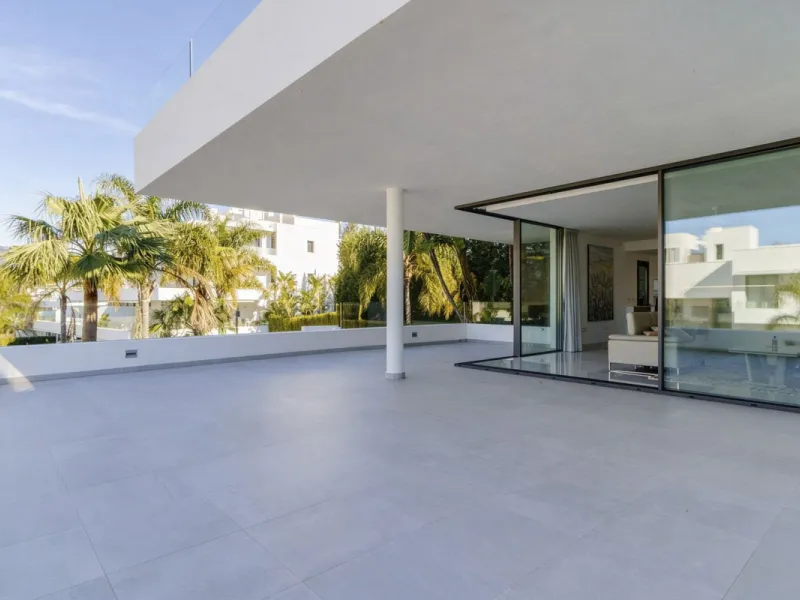 Luxury contemporary middle floor apartment in the stylish Cataleya complex on the New Golden Mile, East-Estepona