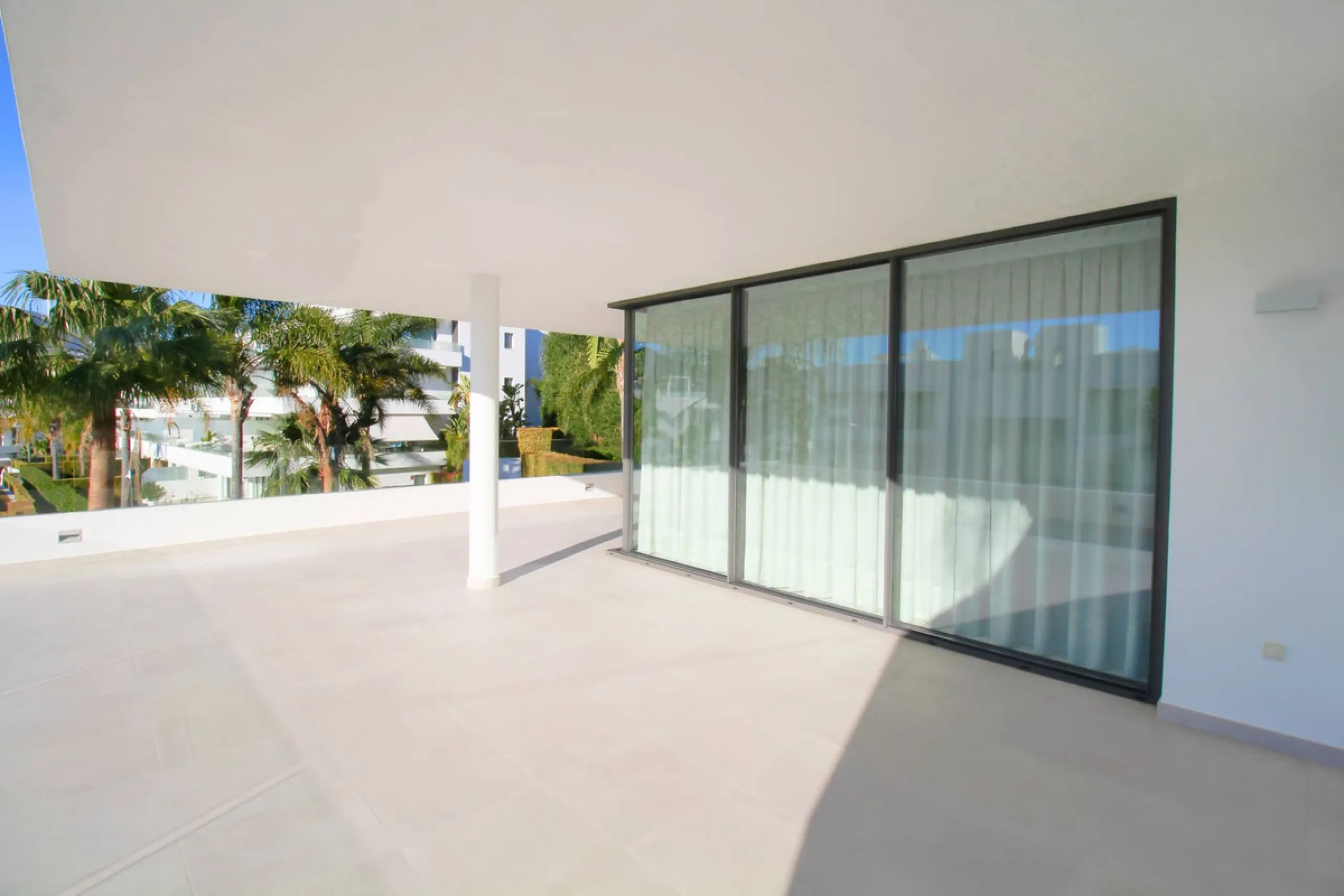Luxury contemporary middle floor apartment in the stylish Cataleya complex on the New Golden Mile, East-Estepona