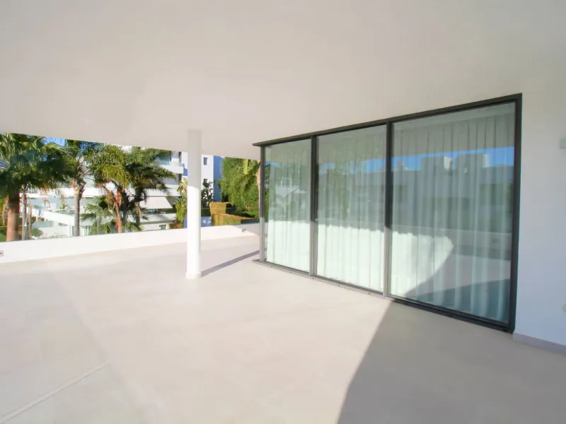 Luxury contemporary middle floor apartment in the stylish Cataleya complex on the New Golden Mile, East-Estepona