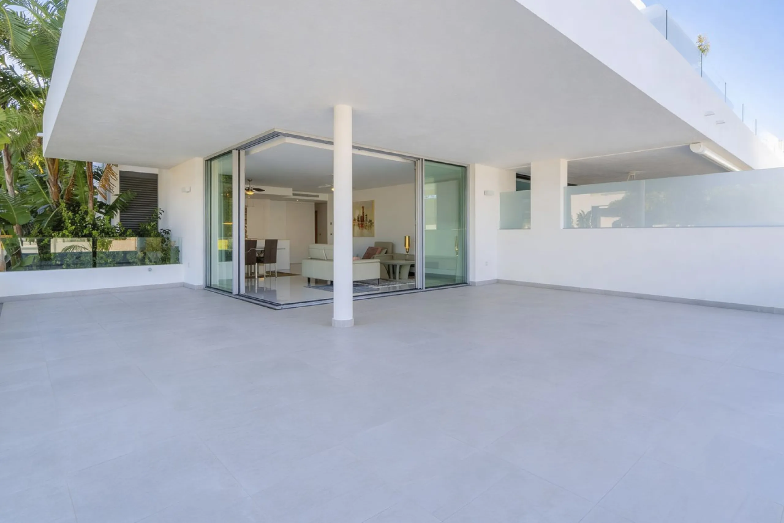 Luxury contemporary middle floor apartment in the stylish Cataleya complex on the New Golden Mile, East-Estepona