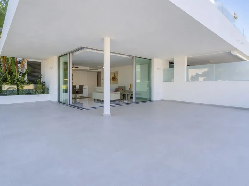 Luxury contemporary middle floor apartment in the stylish Cataleya complex on the New Golden Mile, East-Estepona