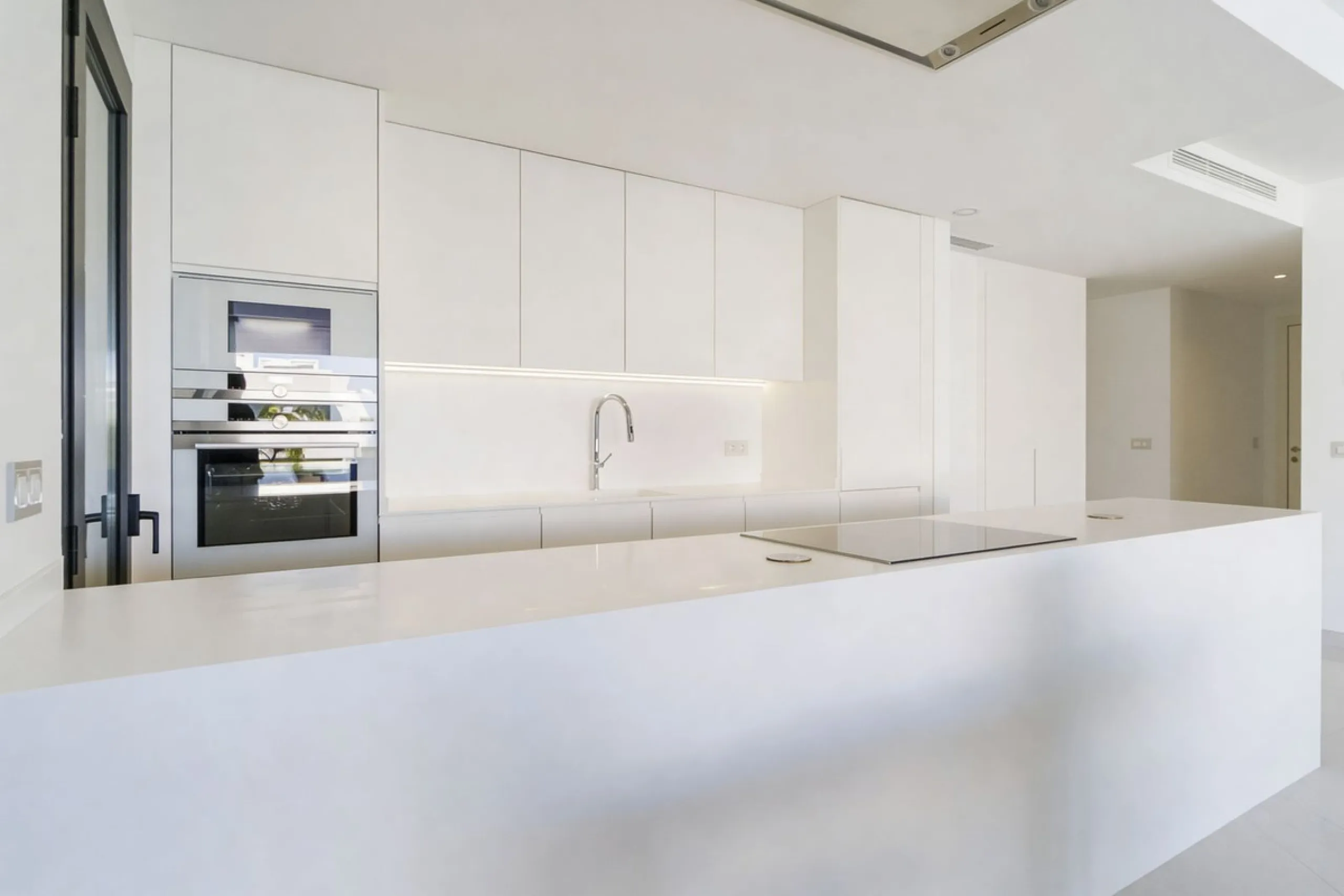 Luxury contemporary middle floor apartment in the stylish Cataleya complex on the New Golden Mile, East-Estepona