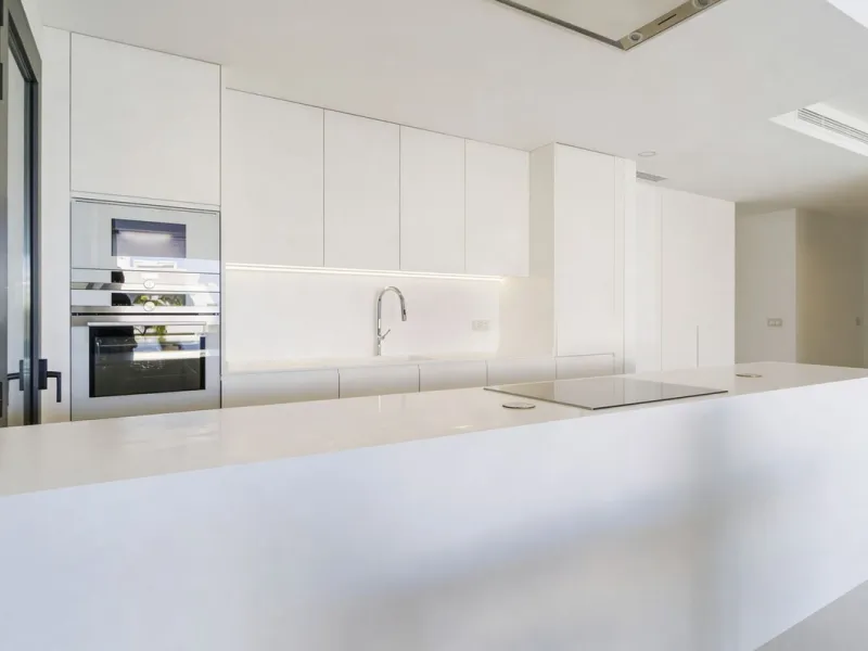 Luxury contemporary middle floor apartment in the stylish Cataleya complex on the New Golden Mile, East-Estepona
