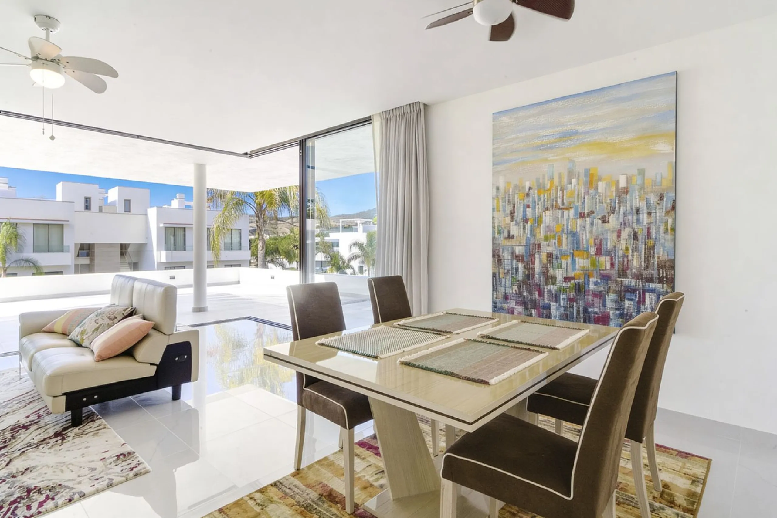 Luxury contemporary middle floor apartment in the stylish Cataleya complex on the New Golden Mile, East-Estepona