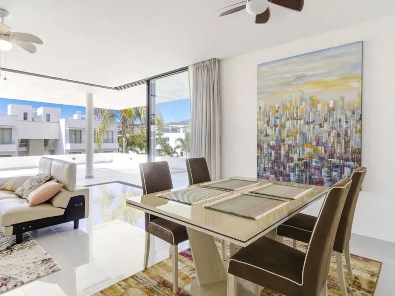 Luxury contemporary middle floor apartment in the stylish Cataleya complex on the New Golden Mile, East-Estepona