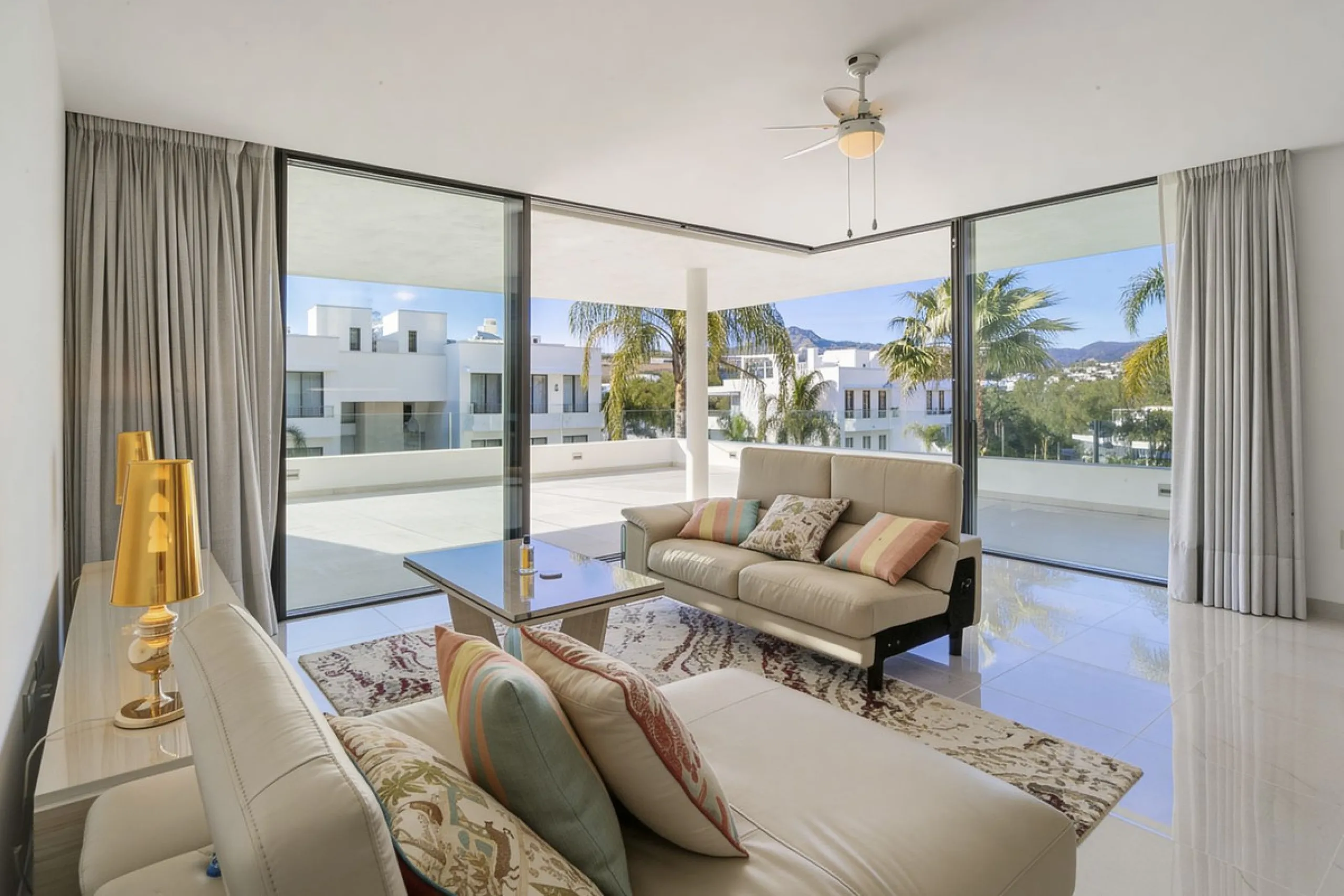Luxury contemporary middle floor apartment in the stylish Cataleya complex on the New Golden Mile, East-Estepona