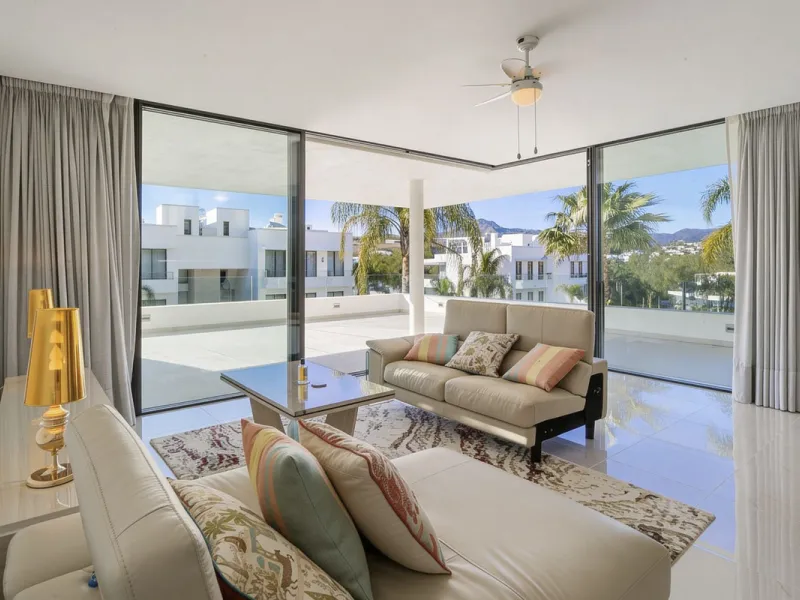 Luxury contemporary middle floor apartment in the stylish Cataleya complex on the New Golden Mile, East-Estepona