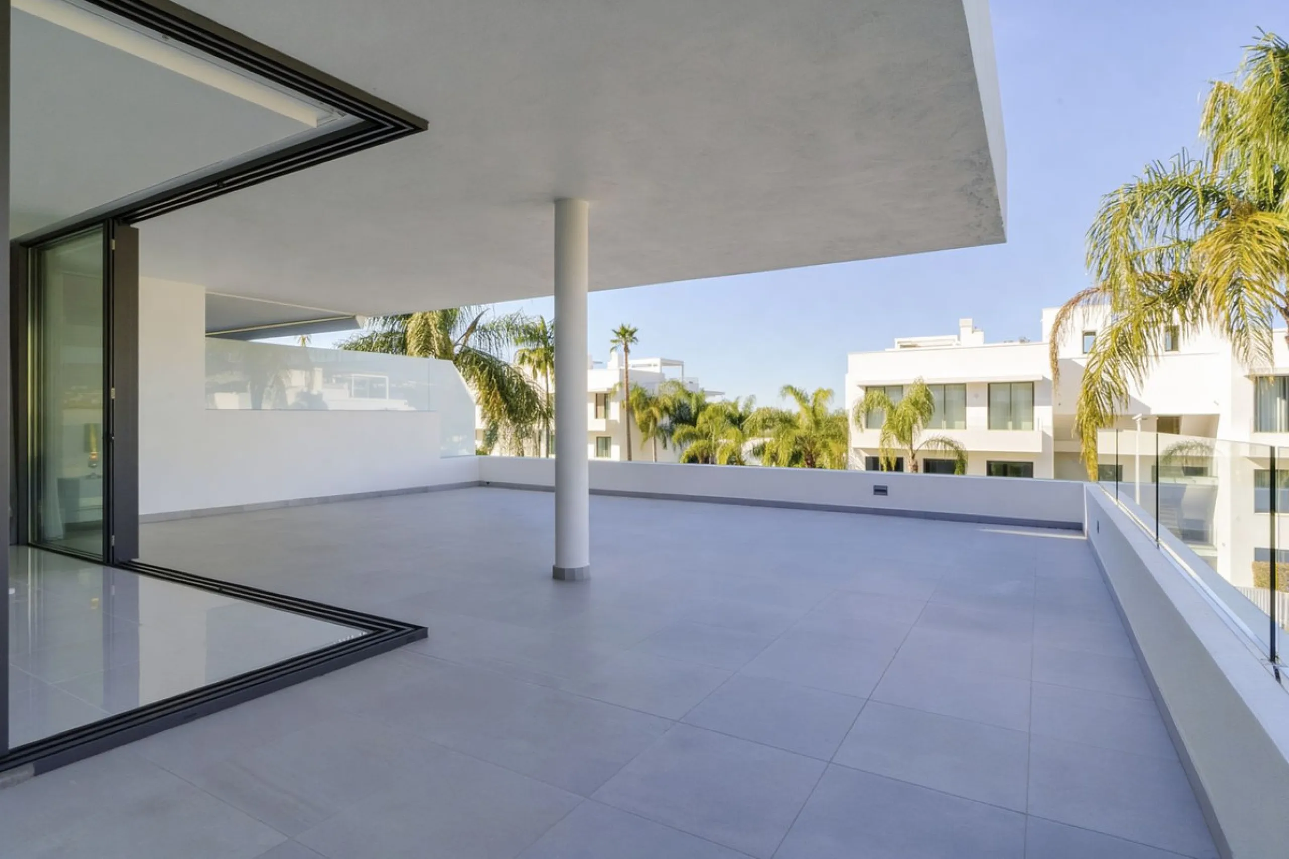 Luxury contemporary middle floor apartment in the stylish Cataleya complex on the New Golden Mile, East-Estepona