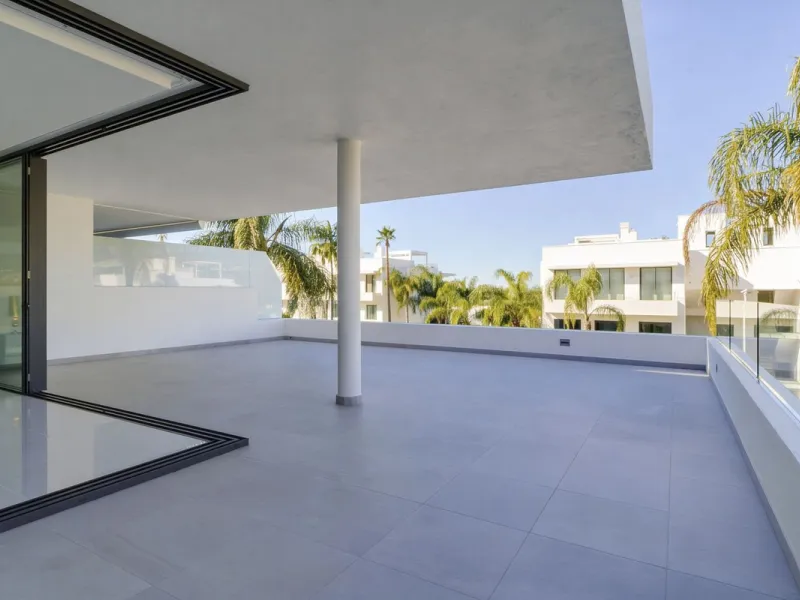 Luxury contemporary middle floor apartment in the stylish Cataleya complex on the New Golden Mile, East-Estepona