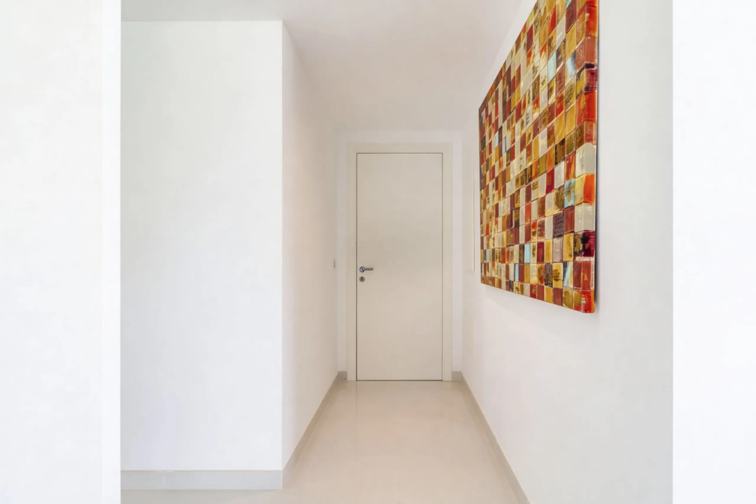 Luxury contemporary middle floor apartment in the stylish Cataleya complex on the New Golden Mile, East-Estepona