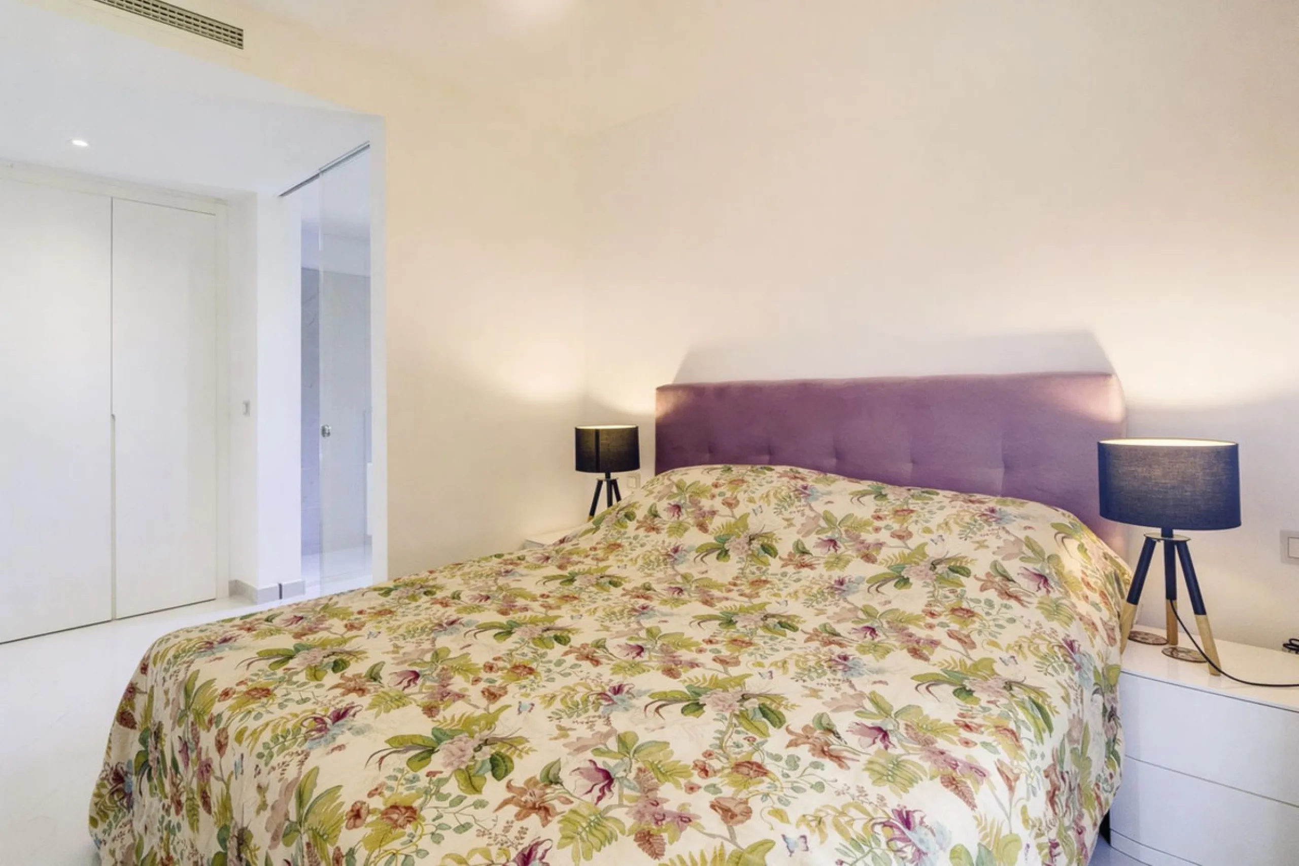 Luxury contemporary middle floor apartment in the stylish Cataleya complex on the New Golden Mile, East-Estepona