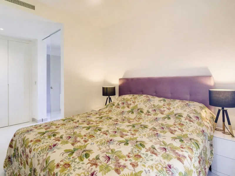Luxury contemporary middle floor apartment in the stylish Cataleya complex on the New Golden Mile, East-Estepona