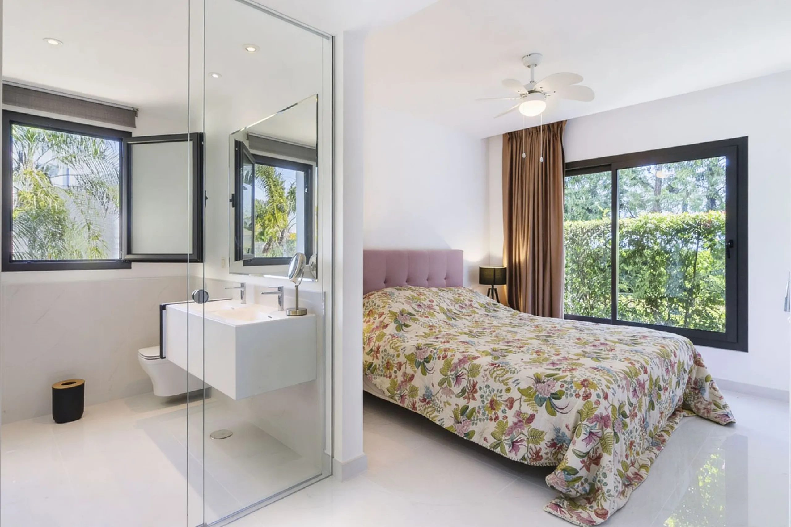 Luxury contemporary middle floor apartment in the stylish Cataleya complex on the New Golden Mile, East-Estepona