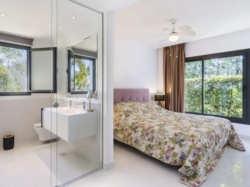 Luxury contemporary middle floor apartment in the stylish Cataleya complex on the New Golden Mile, East-Estepona