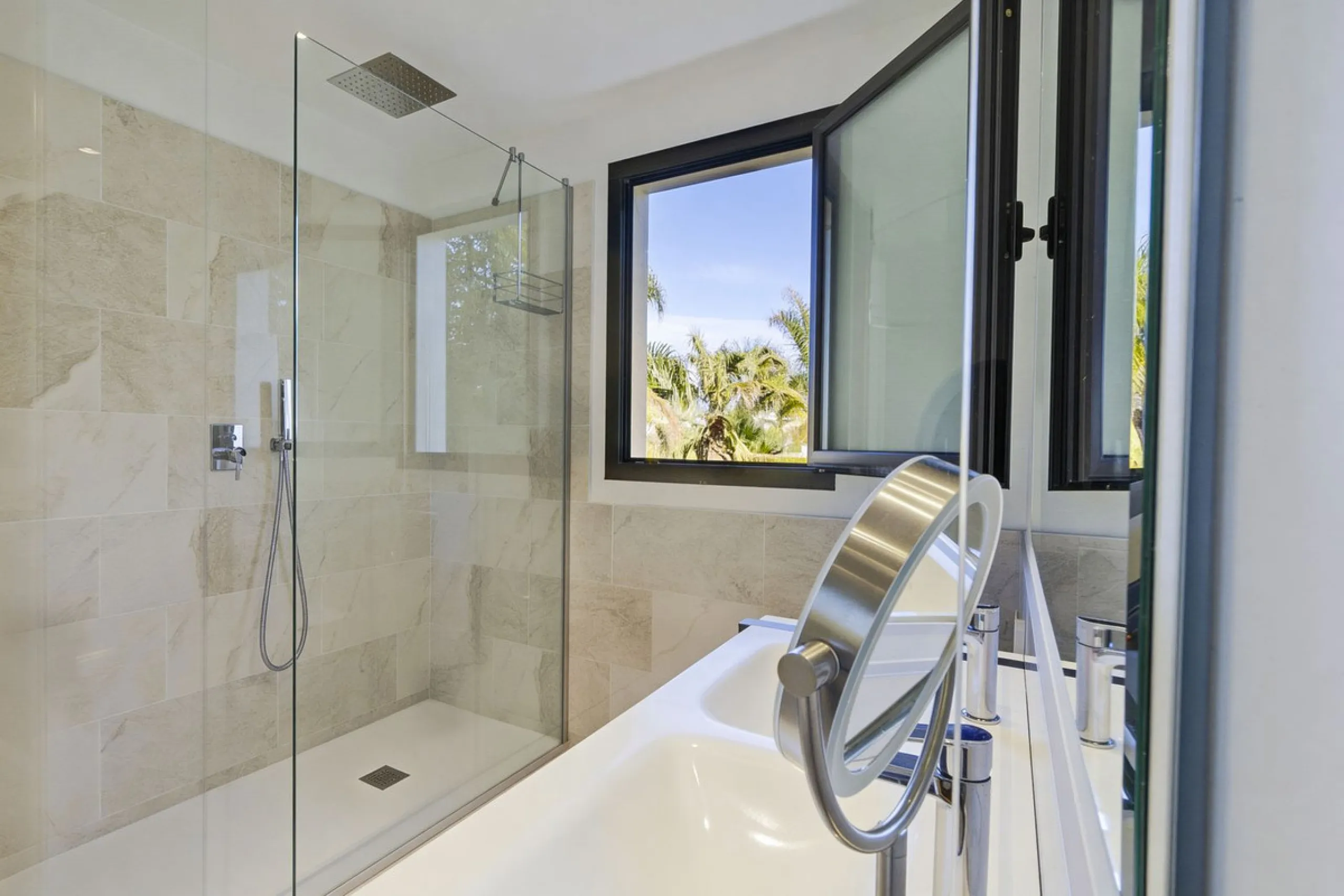 Luxury contemporary middle floor apartment in the stylish Cataleya complex on the New Golden Mile, East-Estepona