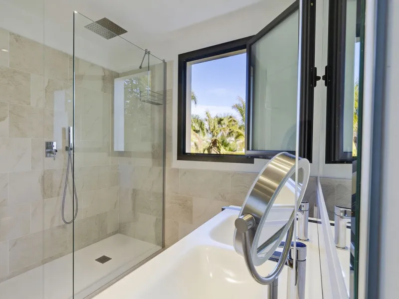 Luxury contemporary middle floor apartment in the stylish Cataleya complex on the New Golden Mile, East-Estepona