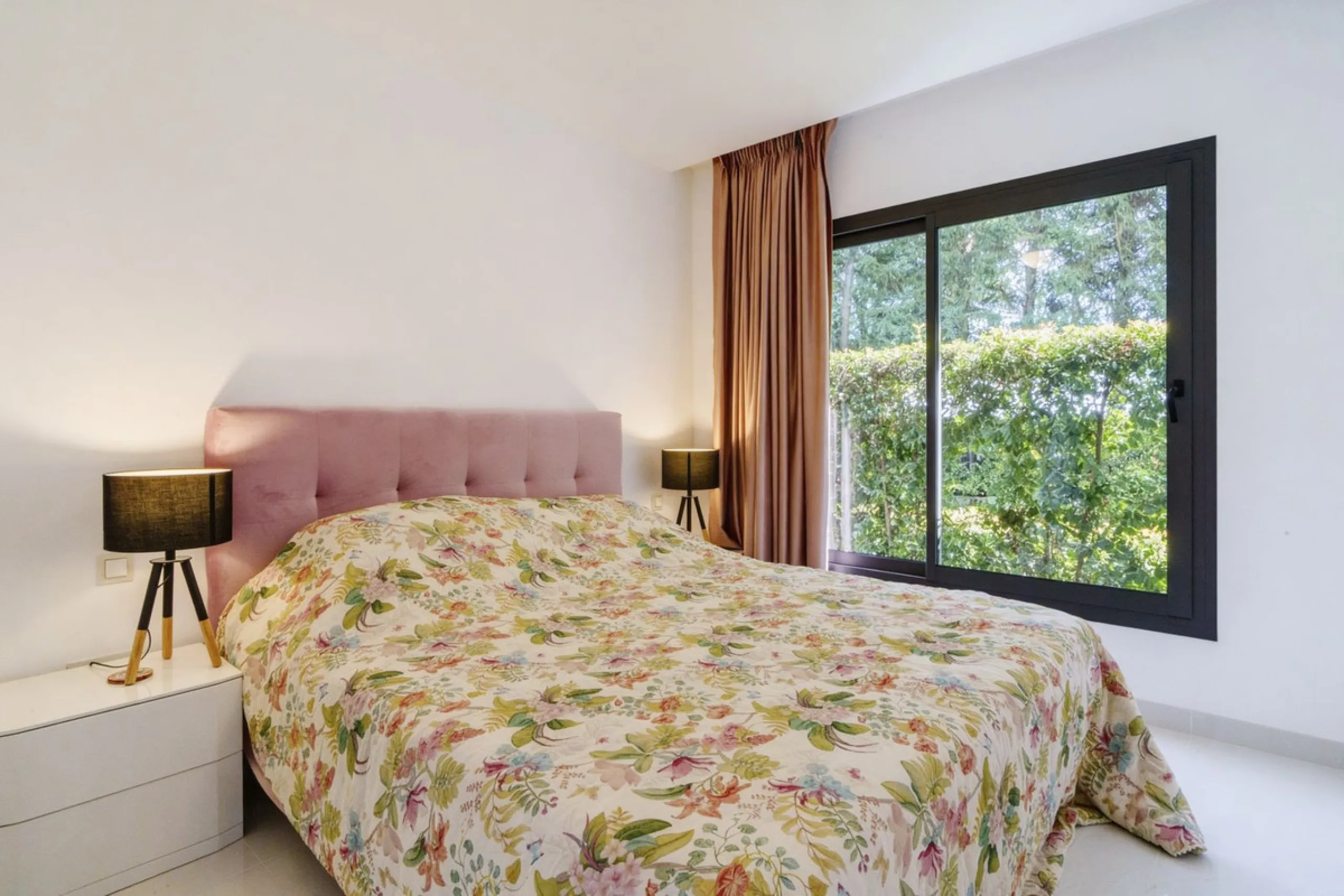 Luxury contemporary middle floor apartment in the stylish Cataleya complex on the New Golden Mile, East-Estepona