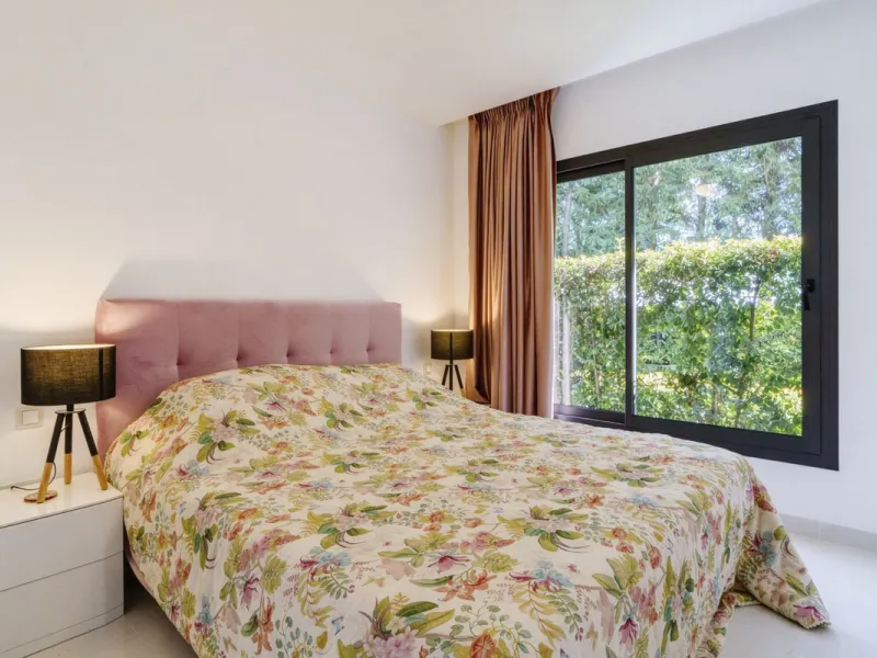 Luxury contemporary middle floor apartment in the stylish Cataleya complex on the New Golden Mile, East-Estepona