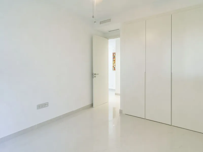 Luxury contemporary middle floor apartment in the stylish Cataleya complex on the New Golden Mile, East-Estepona
