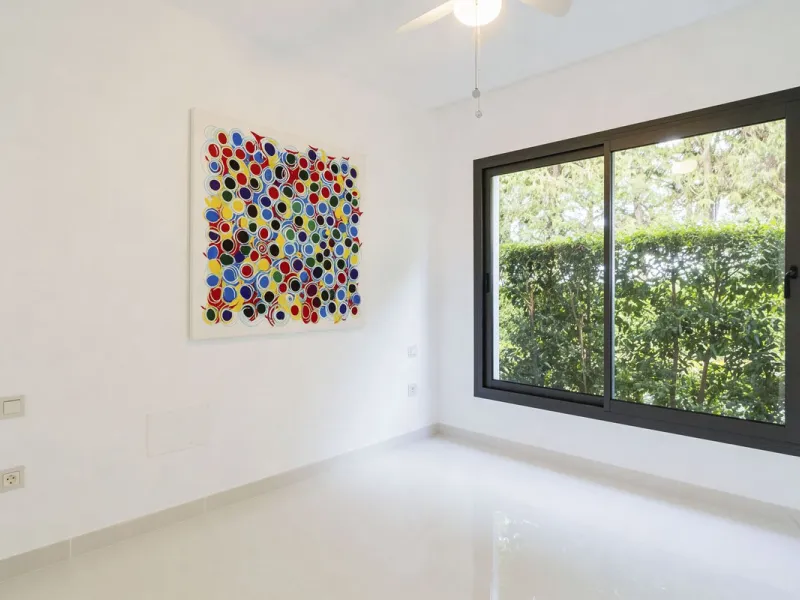 Luxury contemporary middle floor apartment in the stylish Cataleya complex on the New Golden Mile, East-Estepona