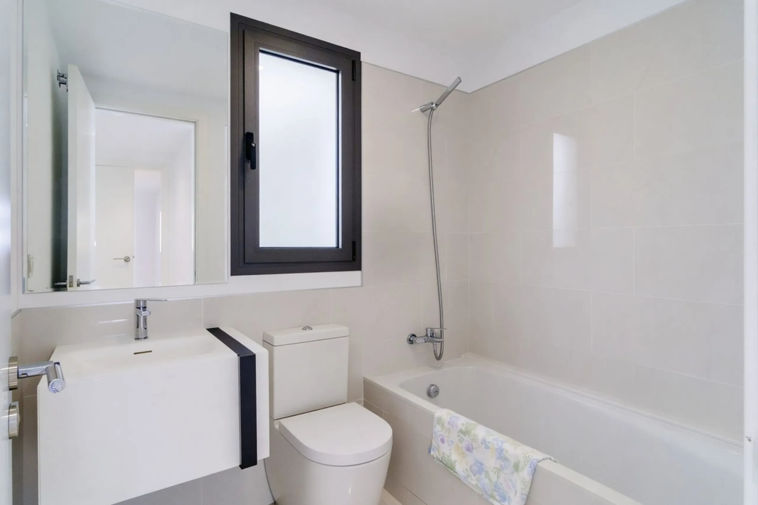 Luxury contemporary middle floor apartment in the stylish Cataleya complex on the New Golden Mile, East-Estepona