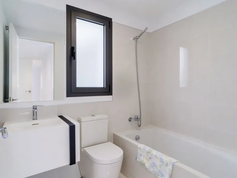 Luxury contemporary middle floor apartment in the stylish Cataleya complex on the New Golden Mile, East-Estepona