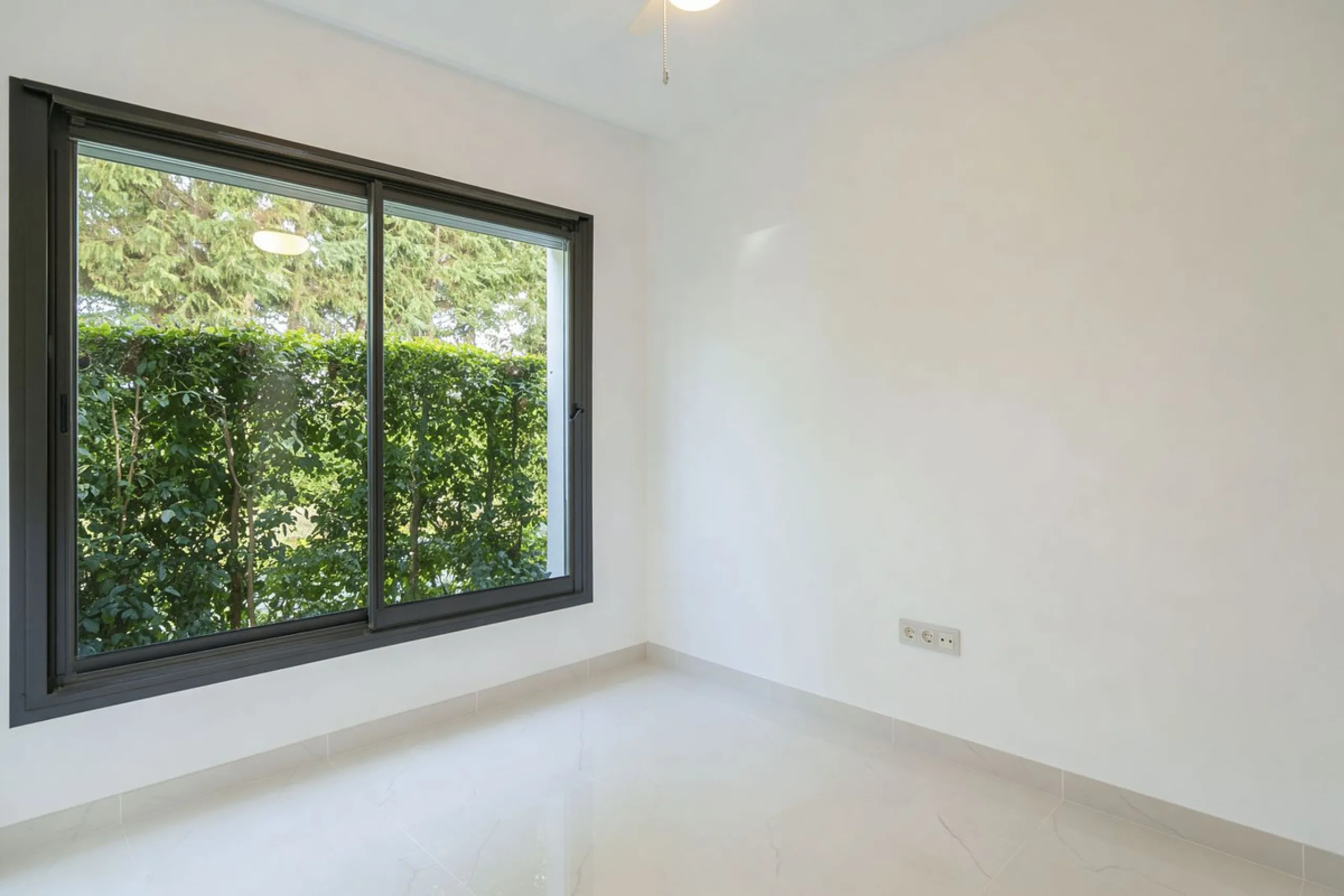 Luxury contemporary middle floor apartment in the stylish Cataleya complex on the New Golden Mile, East-Estepona
