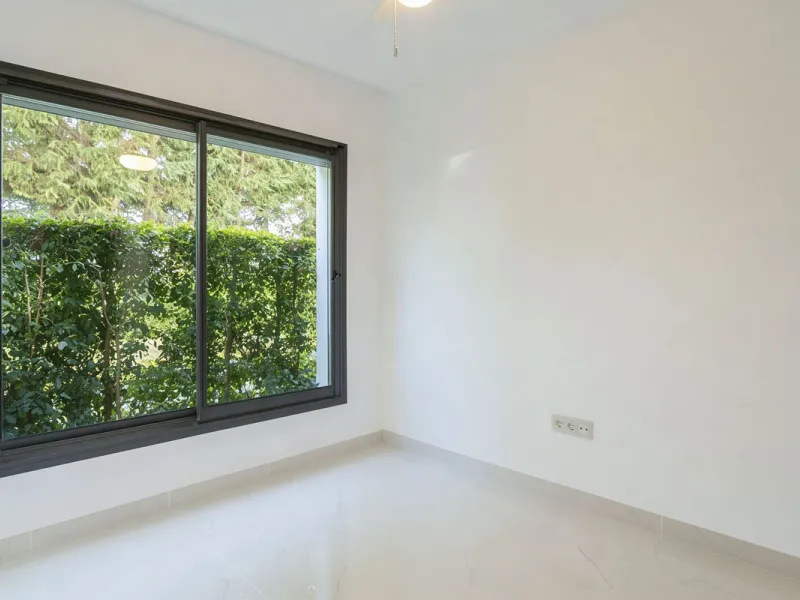 Luxury contemporary middle floor apartment in the stylish Cataleya complex on the New Golden Mile, East-Estepona