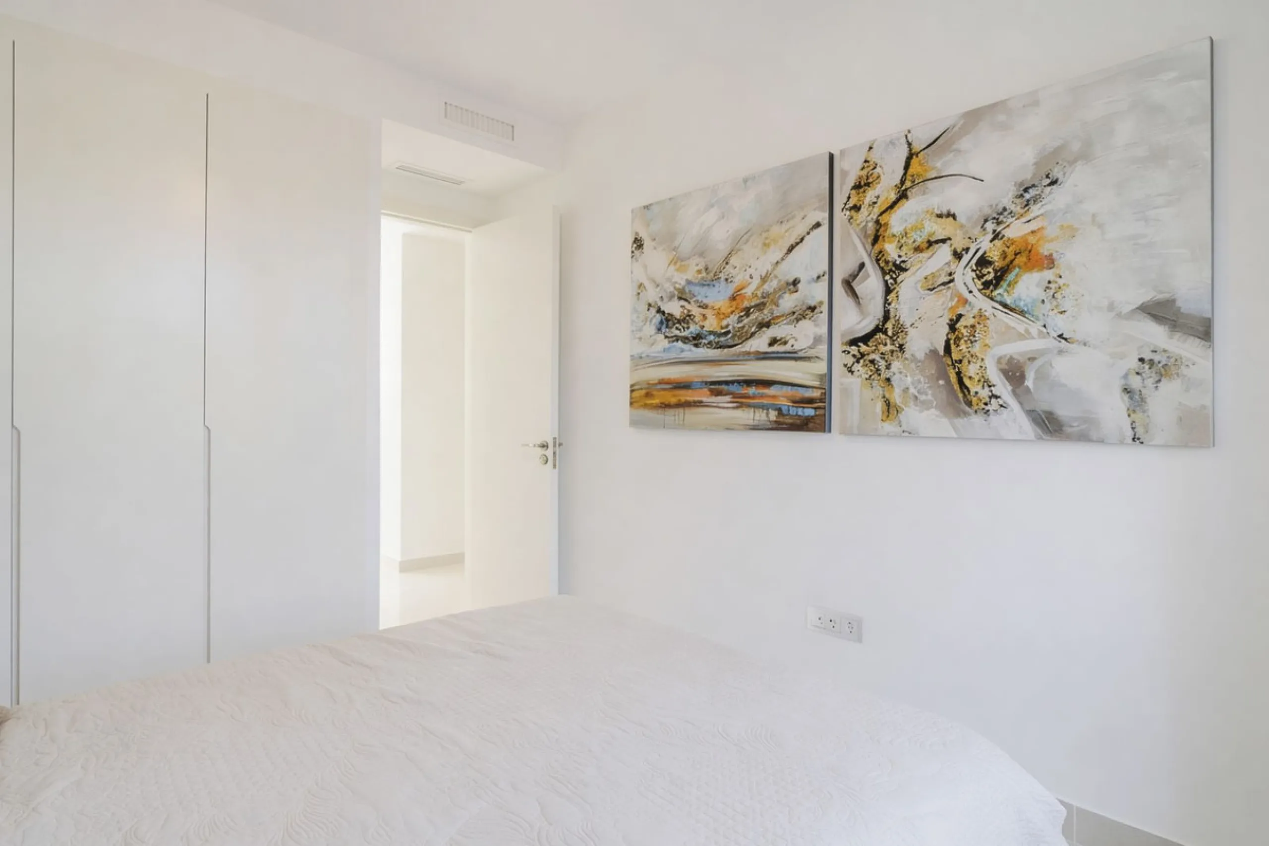 Luxury contemporary middle floor apartment in the stylish Cataleya complex on the New Golden Mile, East-Estepona