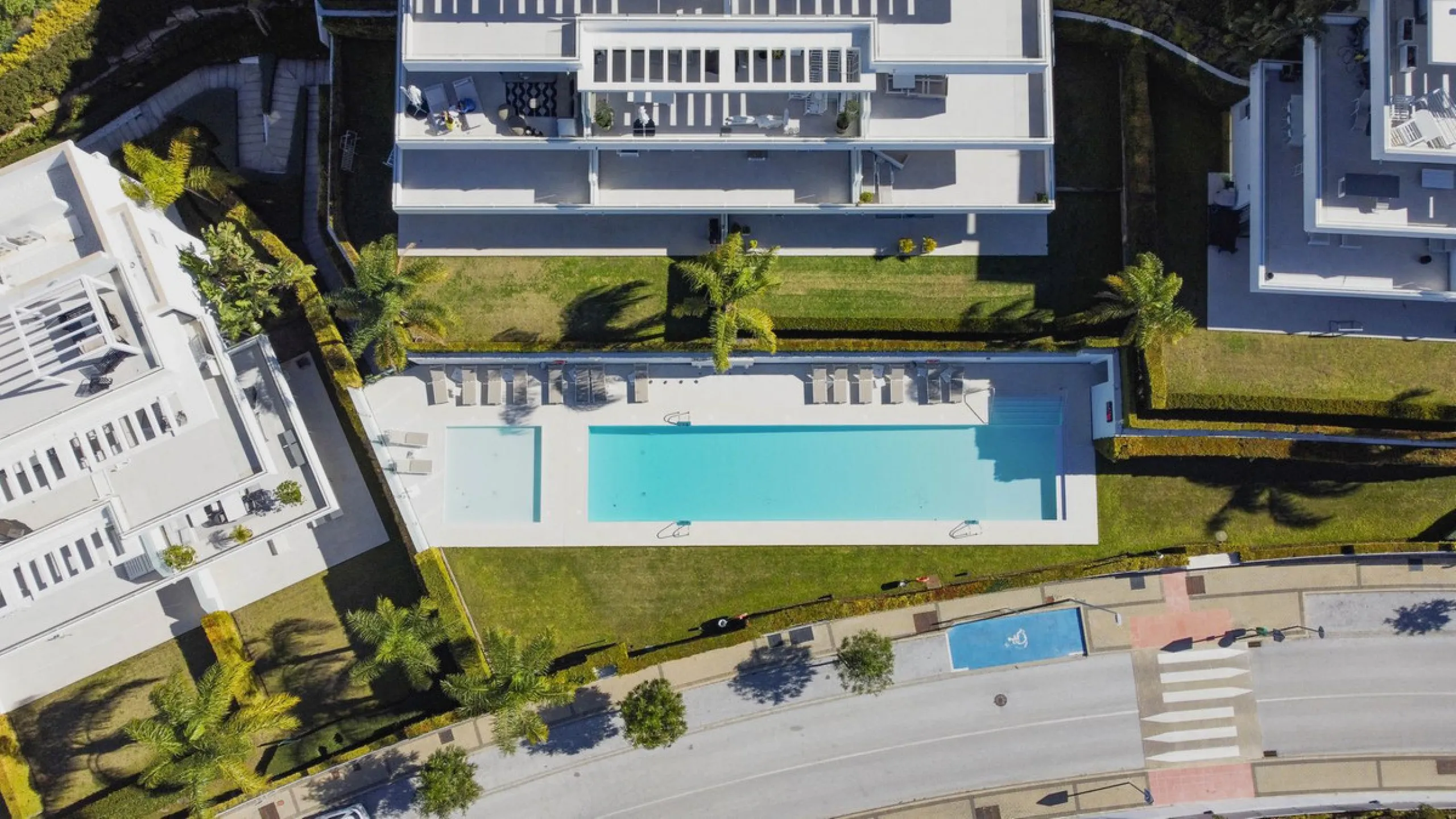 Luxury contemporary middle floor apartment in the stylish Cataleya complex on the New Golden Mile, East-Estepona
