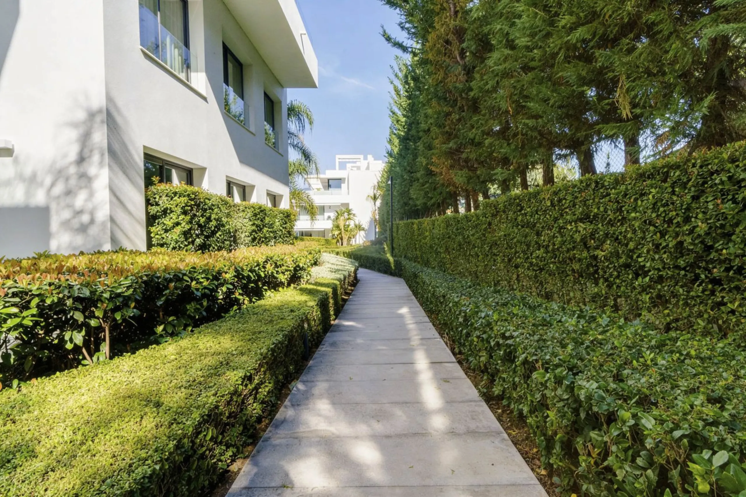Luxury contemporary middle floor apartment in the stylish Cataleya complex on the New Golden Mile, East-Estepona