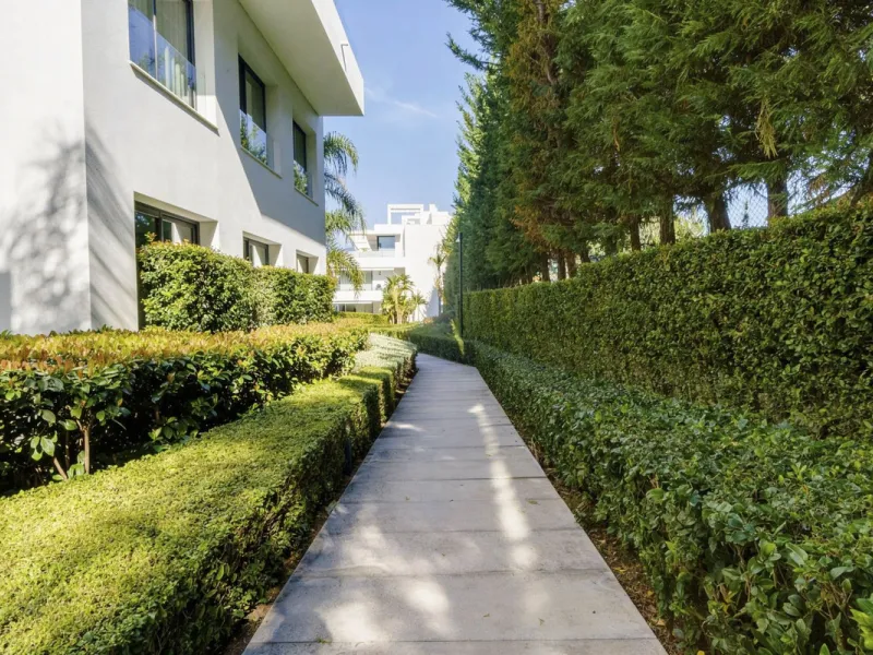 Luxury contemporary middle floor apartment in the stylish Cataleya complex on the New Golden Mile, East-Estepona