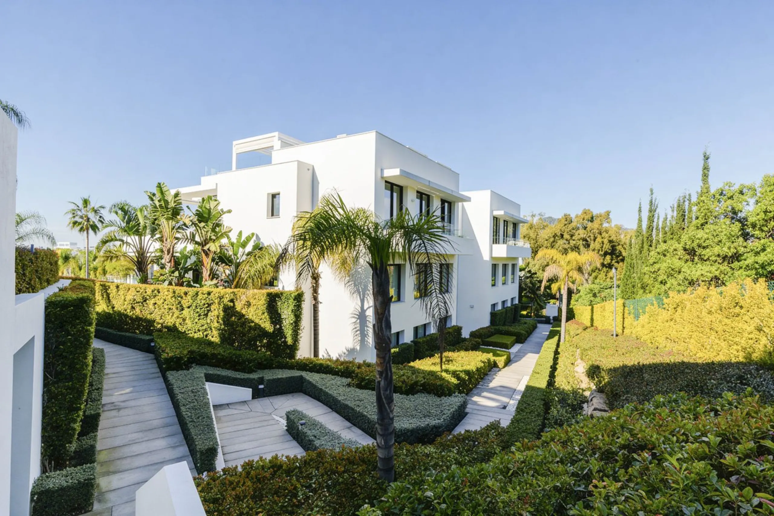 Luxury contemporary middle floor apartment in the stylish Cataleya complex on the New Golden Mile, East-Estepona