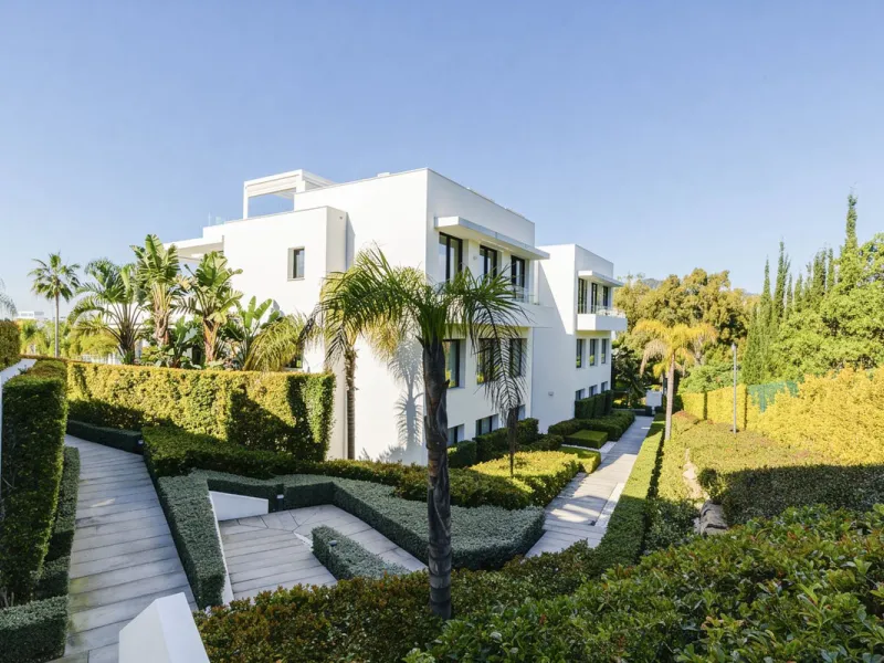 Luxury contemporary middle floor apartment in the stylish Cataleya complex on the New Golden Mile, East-Estepona