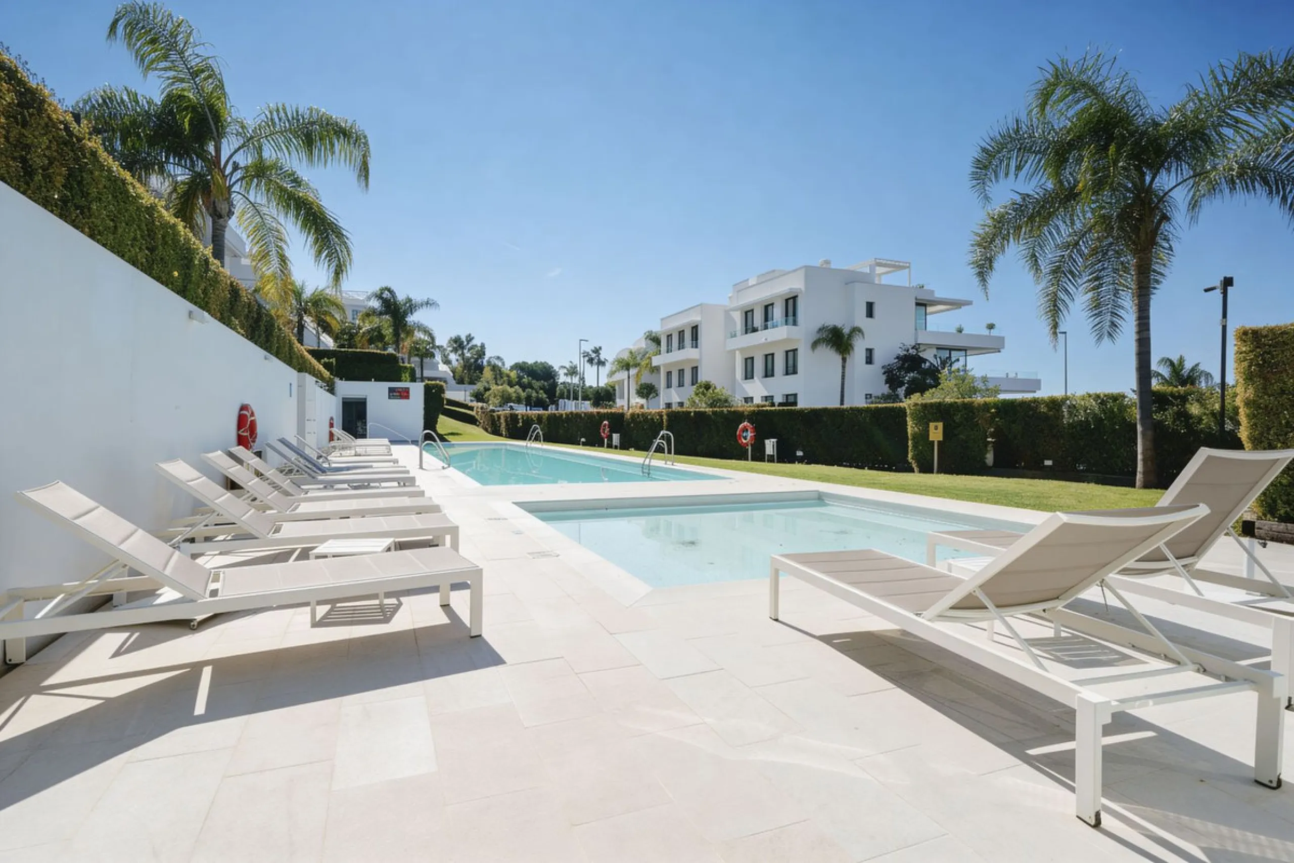 Luxury contemporary middle floor apartment in the stylish Cataleya complex on the New Golden Mile, East-Estepona