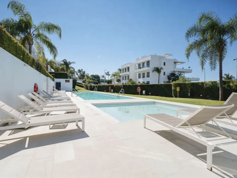 Luxury contemporary middle floor apartment in the stylish Cataleya complex on the New Golden Mile, East-Estepona