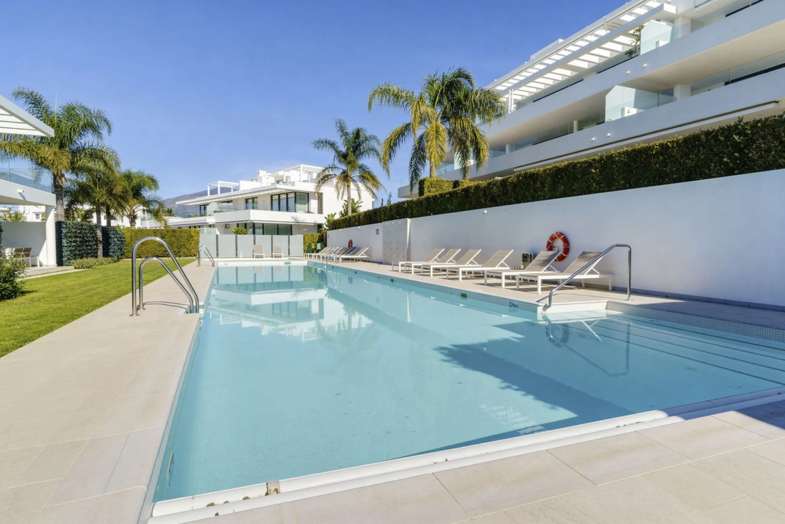 Luxury contemporary middle floor apartment in the stylish Cataleya complex on the New Golden Mile, East-Estepona
