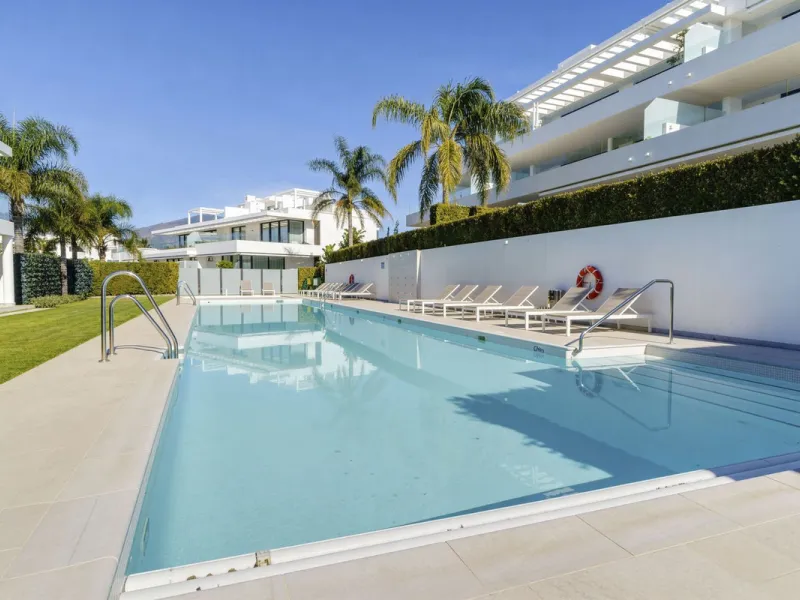 Luxury contemporary middle floor apartment in the stylish Cataleya complex on the New Golden Mile, East-Estepona