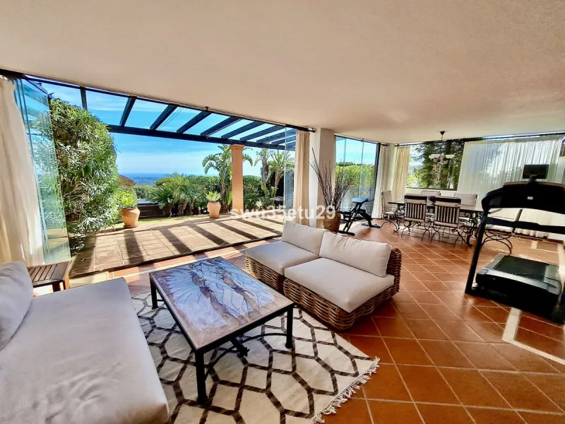 Discover this luxurious corner apartment in La Mairena, just minutes from Marbella.
